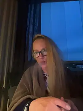 Snapshot of LizzieZ1975 chatting on 07-01-26, 12:33 LizzieZ1975 online show from 07-01-26, 12:33