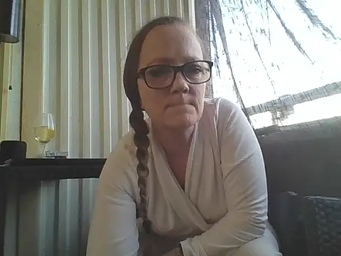 Snapshot of LizzieZ1975 chatting on 05-04-26, 06:33 LizzieZ1975 online show from 05-04-26, 06:33