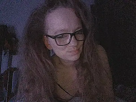 Snapshot of LizzieZ1975 chatting on 05-09-26, 12:58 LizzieZ1975 online show from 05-09-26, 12:58