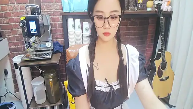 Snapshot of Latte-01 chatting on 06-02-26, 06:24 Latte-01 online show from 06-02-26, 06:24