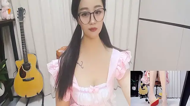 Snapshot of Latte-01 chatting on 06-01-26, 06:24 Latte-01 online show from 06-01-26, 06:24
