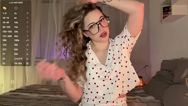 1Kellynaive online show from 04-12-26, 06:33