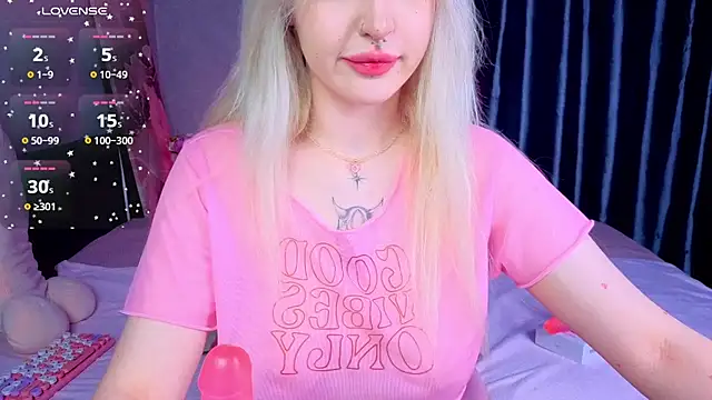Snapshot of BlondieSummer chatting on 07-17-26, 06:27 BlondieSummer online show from 07-17-26, 06:27