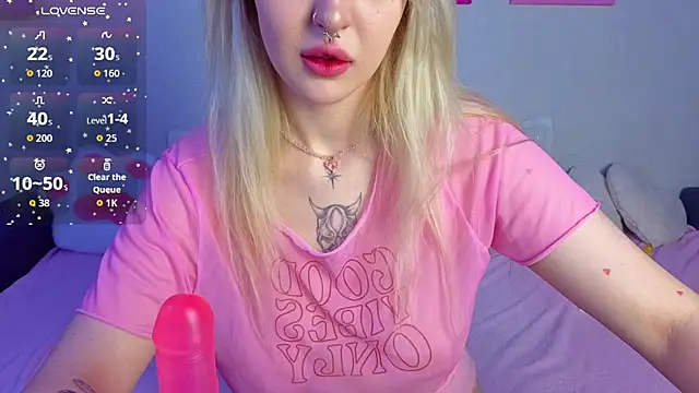 Snapshot of BlondieSummer chatting on 07-16-26, 06:16 BlondieSummer online show from 07-16-26, 06:16