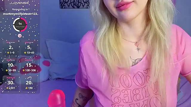 Snapshot of BlondieSummer chatting on 07-14-26, 06:03 BlondieSummer online show from 07-14-26, 06:03