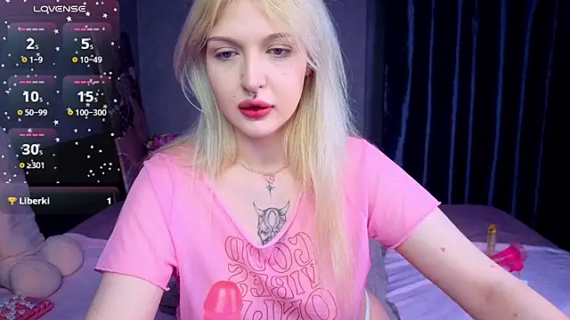 Snapshot of BlondieSummer chatting on 07-21-26, 07:37 BlondieSummer online show from 07-21-26, 07:37