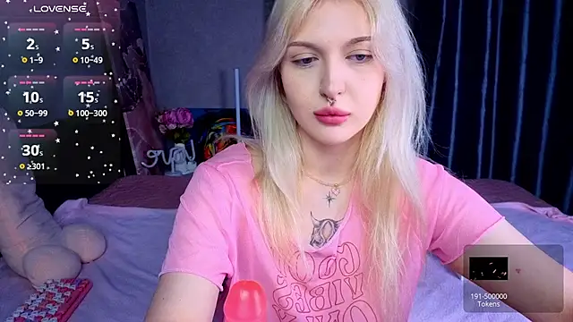 Snapshot of BlondieSummer chatting on 07-29-26, 06:18 BlondieSummer online show from 07-29-26, 06:18