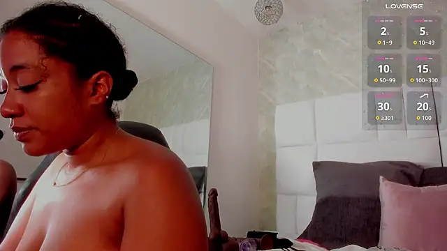 Snapshot of mia_rouxx1 chatting on 05-19-26, 05:14 mia rouxx1 online show from 05-19-26, 05:14