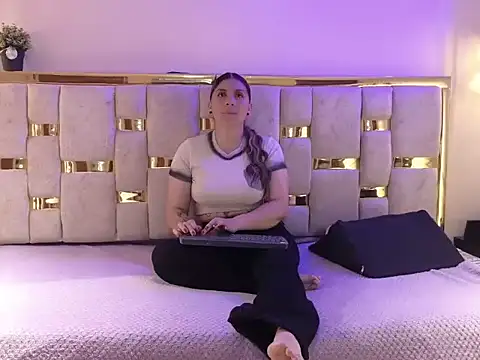 Snapshot of HELLEN_MARK chatting on 03-25-26, 11:42 HELLEN MARK online show from 03-25-26, 11:42