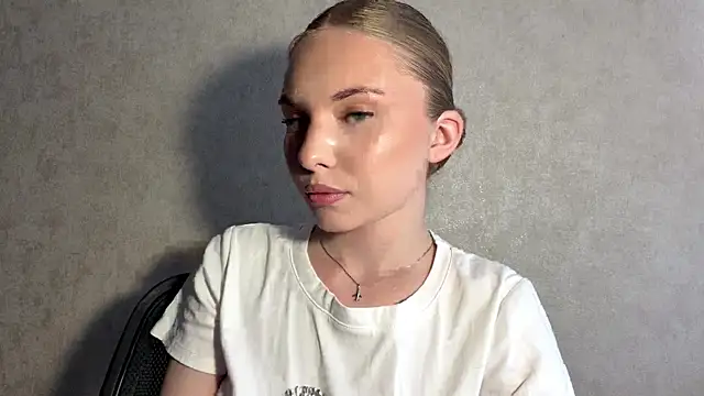 Snapshot of CarolineNine chatting on 06-11-26, 02:03 CarolineNine online show from 06-11-26, 02:03