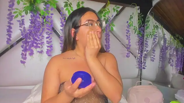 Snapshot of Freyaa_Millerr chatting on 04-19-26, 03:51 Freyaa Millerr online show from 04-19-26, 03:51
