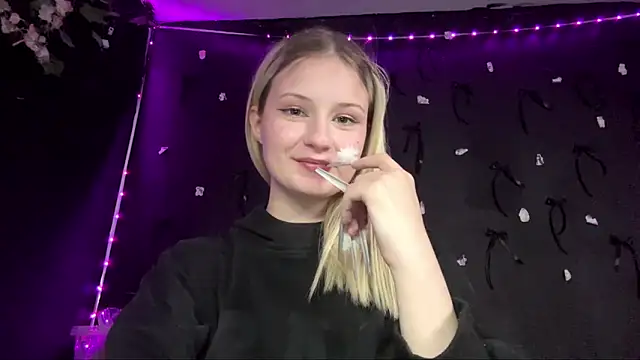 Snapshot of LiziSweet chatting on 03-21-26, 03:49 LiziSweet online show from 03-21-26, 03:49