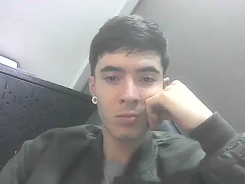 Snapshot of lio____ chatting on 05-17-26, 05:18 lio online show from 05-17-26, 05:18