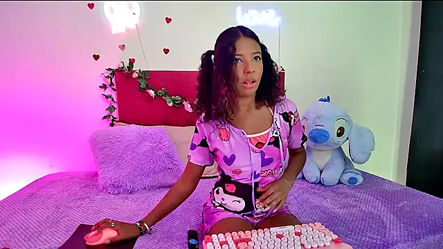 Snapshot of Ellie_Cute7 chatting on 06-01-26, 07:35 Ellie Cute7 online show from 06-01-26, 07:35