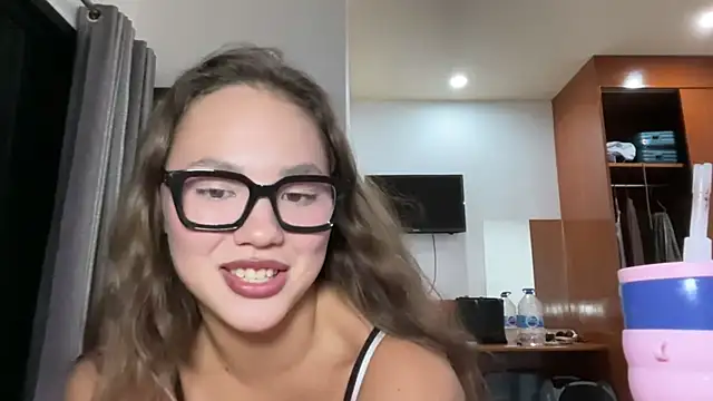 Snapshot of kamila_18_french chatting on 05-19-26, 02:13 kamila 18 french online show from 05-19-26, 02:13