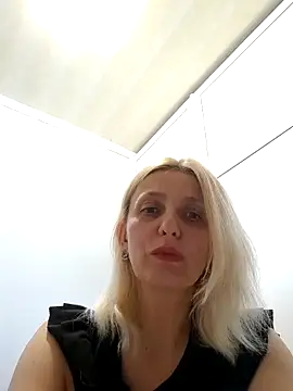 Snapshot of MiaLove183 chatting on 05-25-26, 02:16 MiaLove183 online show from 05-25-26, 02:16