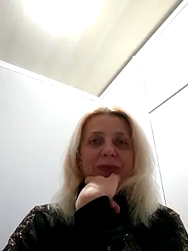 Snapshot of MiaLove183 chatting on 04-15-26, 01:15 MiaLove183 online show from 04-15-26, 01:15