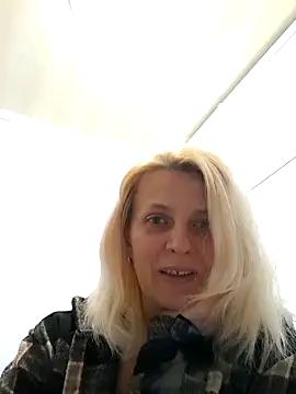 Snapshot of MiaLove183 chatting on 04-16-26, 01:12 MiaLove183 online show from 04-16-26, 01:12