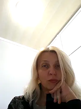 Snapshot of MiaLove183 chatting on 05-18-26, 02:00 MiaLove183 online show from 05-18-26, 02:00