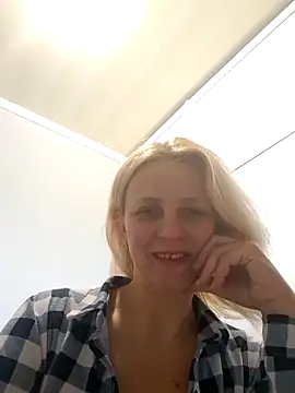 Snapshot of MiaLove183 chatting on 04-14-26, 08:19 MiaLove183 online show from 04-14-26, 08:19
