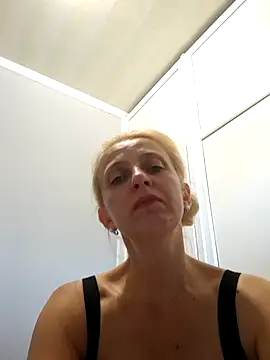 Snapshot of MiaLove183 chatting on 07-26-26, 08:32 MiaLove183 online show from 07-26-26, 08:32