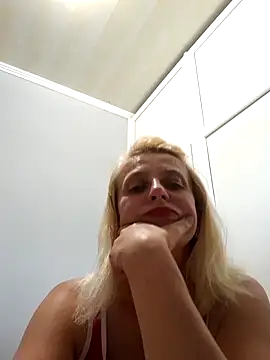 Snapshot of MiaLove183 chatting on 06-30-26, 03:23 MiaLove183 online show from 06-30-26, 03:23