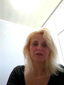 Snapshot of MiaLove183 chatting on 06-15-26, 01:55 MiaLove183 online show from 06-15-26, 01:55