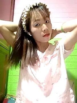 Snapshot of AmyLinee01 chatting on 05-05-26, 01:14 AmyLinee01 online show from 05-05-26, 01:14