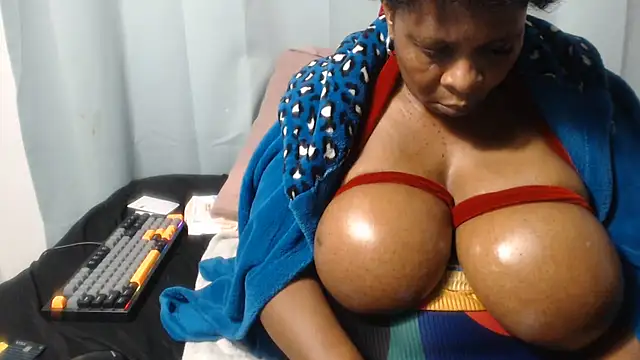 Snapshot of Lucia-boobs chatting on 07-28-26, 01:24 Lucia-boobs online show from 07-28-26, 01:24