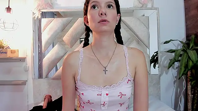 Snapshot of sofy_bonnet1 chatting on 05-10-26, 01:14 sofy bonnet1 online show from 05-10-26, 01:14