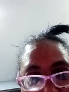 Snapshot of sexymomsn chatting on 05-28-26, 01:35 sexymomsn online show from 05-28-26, 01:35