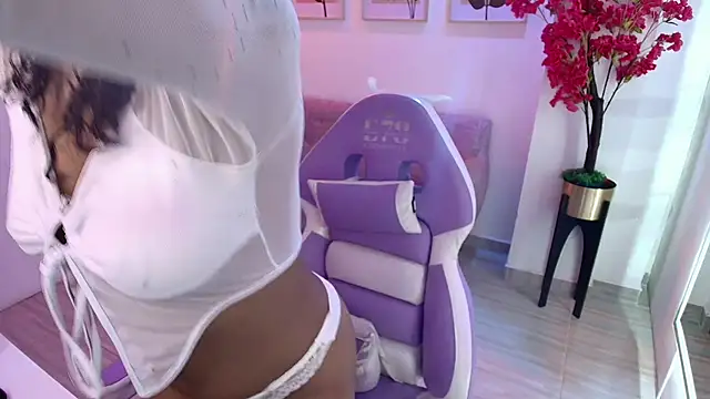 Snapshot of Lucia__vega chatting on 06-02-26, 11:43 Lucia vega online show from 06-02-26, 11:43
