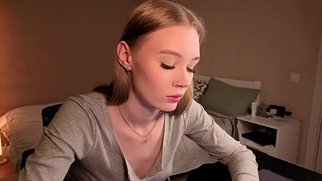 Snapshot of Sellina_moon chatting on 04-30-26, 01:12 Sellina moon online show from 04-30-26, 01:12