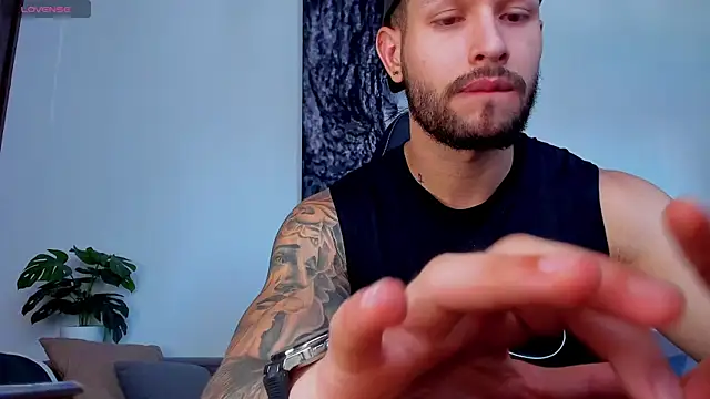 Snapshot of Santos_ramirez1 chatting on 06-11-26, 03:31 Santos ramirez1 online show from 06-11-26, 03:31