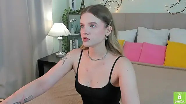 Snapshot of Emma_peach chatting on 07-15-26, 07:37 Emma peach online show from 07-15-26, 07:37