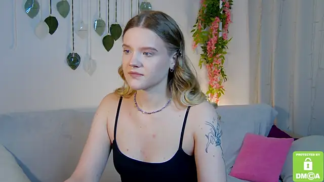 Snapshot of Emma_peach chatting on 07-18-26, 12:41 Emma peach online show from 07-18-26, 12:41