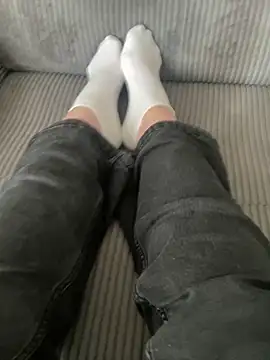 Snapshot of LilouPieds chatting on 06-13-26, 02:04 LilouPieds online show from 06-13-26, 02:04
