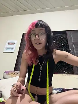 Snapshot of Moon_ chatting on 05-19-26, 10:50 Moon online show from 05-19-26, 10:50