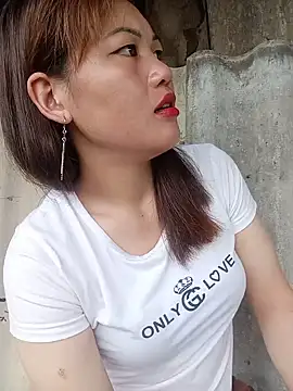Snapshot of meg_06 chatting on 05-19-26, 03:57 meg 06 online show from 05-19-26, 03:57