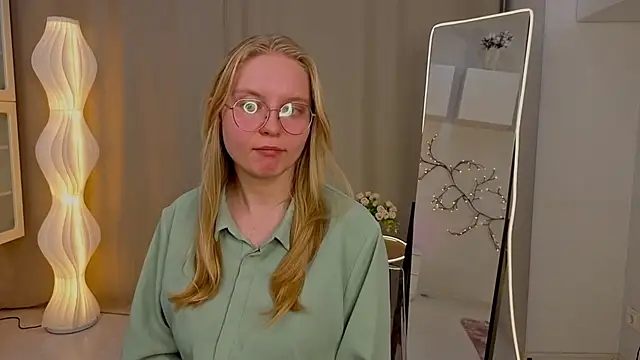 Snapshot of AlicaCohill chatting on 03-31-26, 07:16 AlicaCohill online show from 03-31-26, 07:16