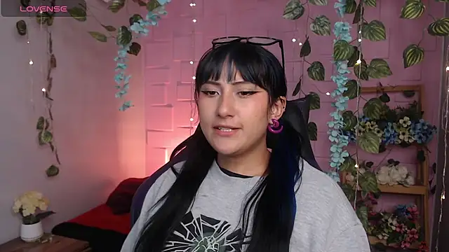 Snapshot of eyes_moonn chatting on 04-11-26, 03:58 eyes moonn online show from 04-11-26, 03:58