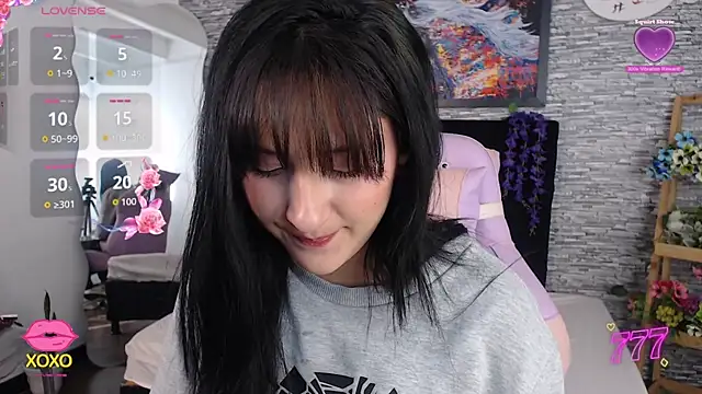 Snapshot of eyes_moonn chatting on 06-12-26, 12:47 eyes moonn online show from 06-12-26, 12:47