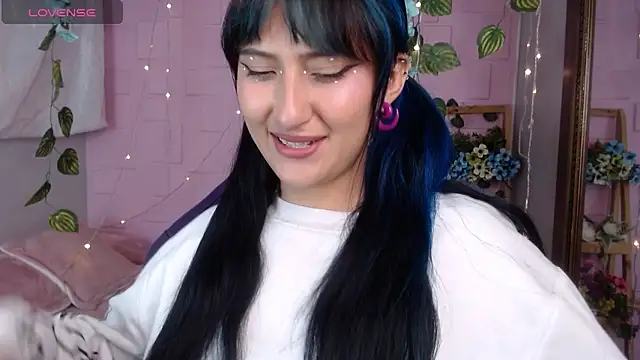 Snapshot of eyes_moonn chatting on 04-28-26, 12:09 eyes moonn online show from 04-28-26, 12:09
