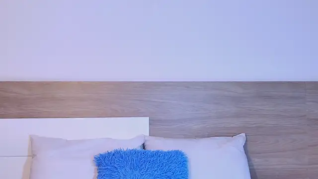 Snapshot of Elodie_Laurent chatting on 03-25-26, 12:15 Elodie Laurent online show from 03-25-26, 12:15