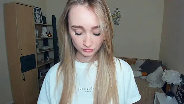 Snapshot of VioletteClaire chatting on 04-18-26, 09:22 VioletteClaire online show from 04-18-26, 09:22