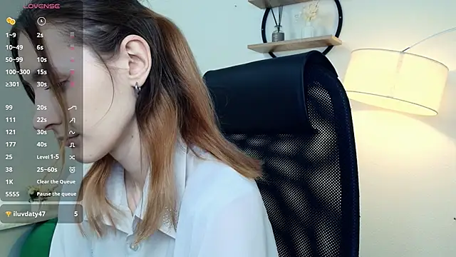 LoraLanett online show from 04-10-26, 02:02