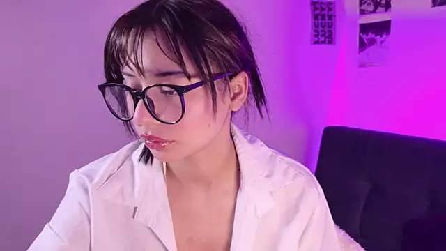 Snapshot of SerenBleck chatting on 06-18-26, 10:31 SerenBleck online show from 06-18-26, 10:31