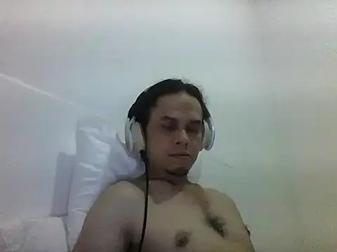 Snapshot of Raku2386 chatting on 06-14-26, 10:33 Raku2386 online show from 06-14-26, 10:33