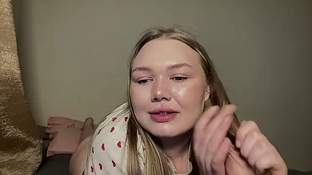 Snapshot of cutiejuliee chatting on 03-26-26, 10:57 cutiejuliee online show from 03-26-26, 10:57