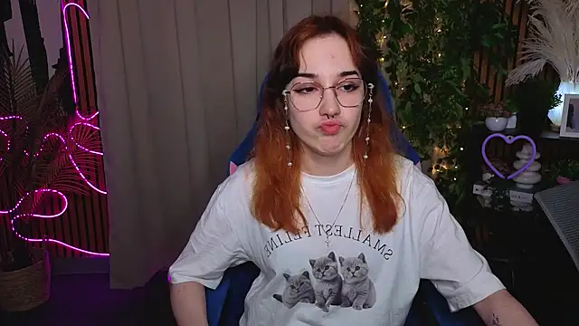 Snapshot of JoanReed chatting on 03-26-26, 03:43 JoanReed online show from 03-26-26, 03:43